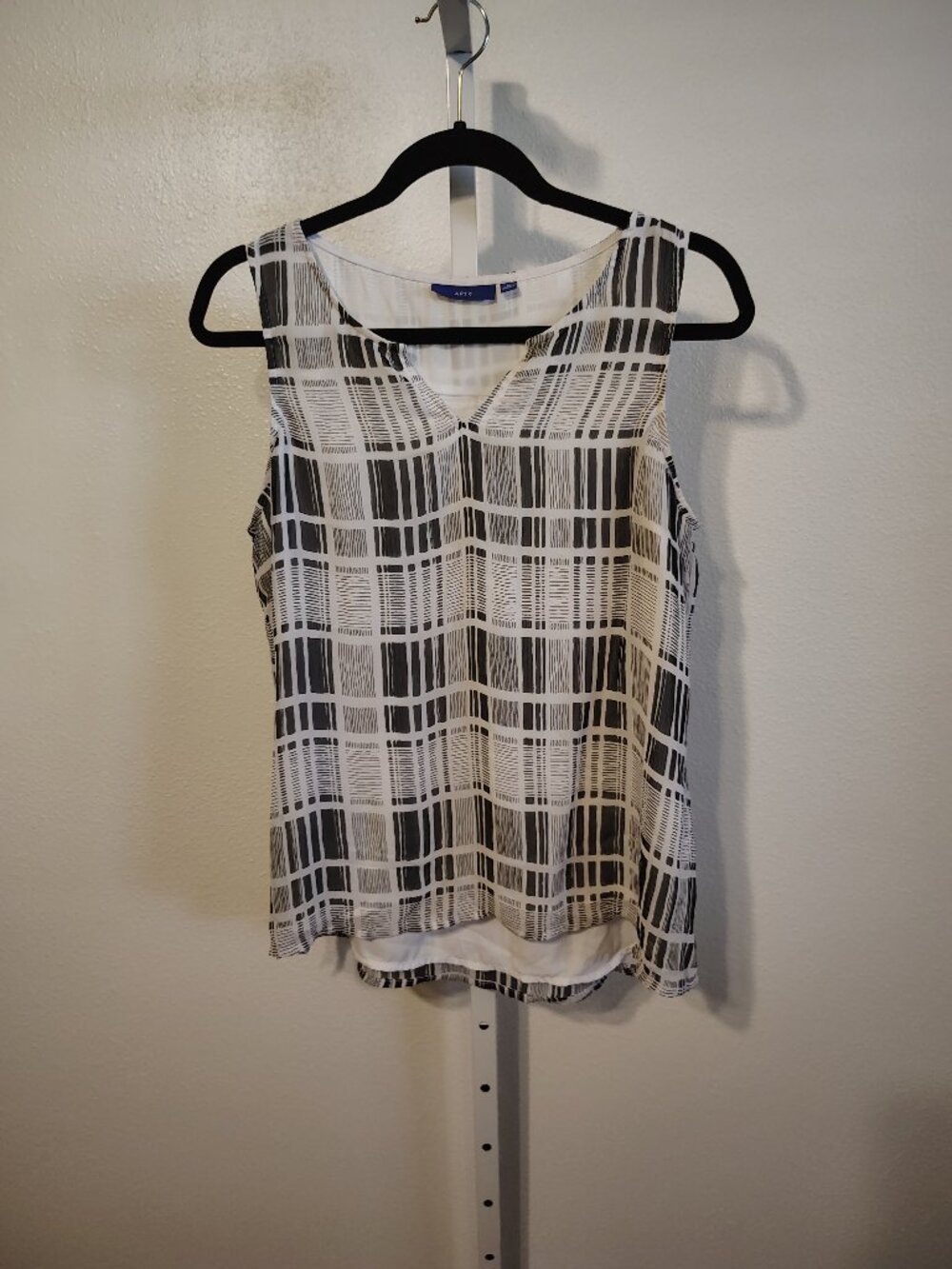 Apt. 9 Women's Tank Top Size Medium Black White Geometric Grid Pattern Polyester